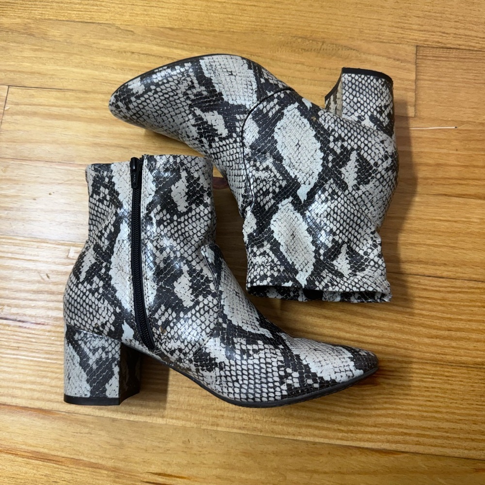 Time and Tru Women’s Snake Skin Zip Up Feminine Minimalist Boots Size 10